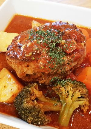 ソースも野菜と美味しく♪煮込みハンバーグ-レシピのメイン写真