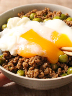大量消費!グリンピースソースそぼろ(丼)-レシピのメイン写真