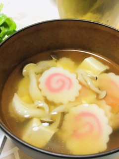 なるとと豆腐としめじとにんじんのお味噌汁-レシピのメイン写真