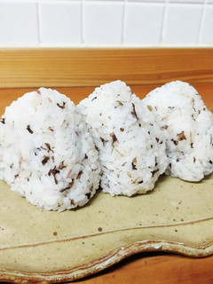梅干しの副産物で赤じそおにぎり-レシピのメイン写真