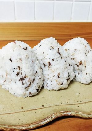 梅干しの副産物で赤じそおにぎり-レシピのメイン写真