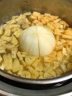 ◤電鍋◢まるごと新玉ねぎ和風炊き込みご飯-レシピのメイン写真