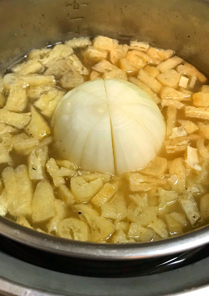 ◤電鍋◢まるごと新玉ねぎ和風炊き込みご飯-レシピのメイン写真