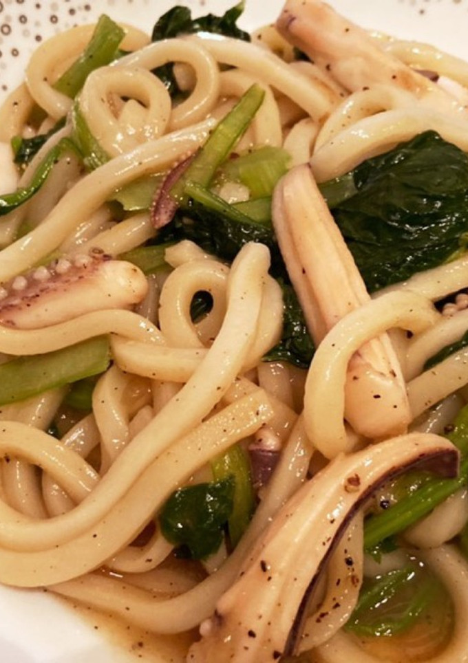 いかのぶつ切りと小松菜の黒胡椒焼うどん-レシピのメイン写真