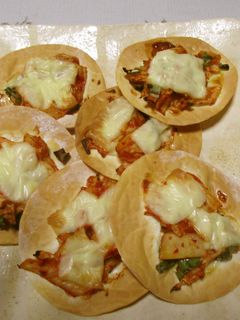 キムチピザ、生地は餃子の皮で簡単に酒の肴-レシピのメイン写真