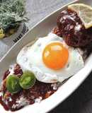 カレーハンバーグ目玉焼きレモントマトのせ
