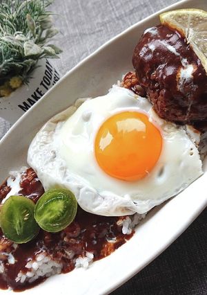 カレーハンバーグ目玉焼きレモントマトのせ-レシピのメイン写真