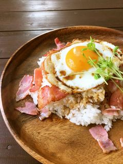【簡単】ベーコン目玉焼き丼-レシピのメイン写真