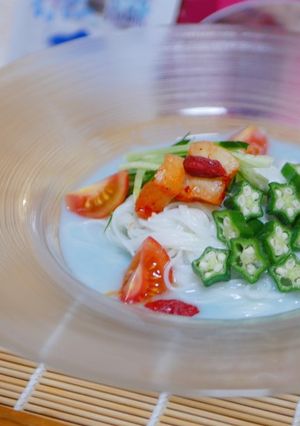 涼しげ♪夏野菜甘酒ブルーそうめん-レシピのメイン写真