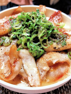 豚トロとろろ丼、ねぎ塩ダレ-レシピのメイン写真