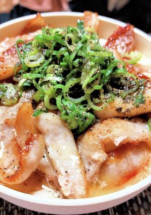 豚トロとろろ丼、ねぎ塩ダレ-レシピのメイン写真