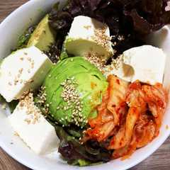 รูปของ アボカドとキムチの豆腐サラダ