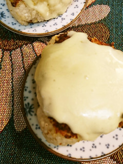 ツナ炊き込みご飯の味噌チーズ焼きお結び-レシピのメイン写真