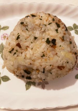 朝ごはんにも♡絶品おかかチーズおにぎり-レシピのメイン写真