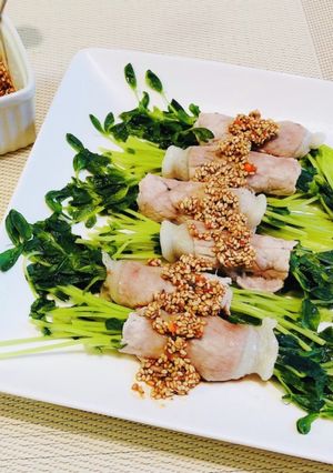 豆苗豚肉巻き☆ホットナッツの旨辛ソースで-レシピのメイン写真