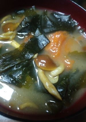 滑子とトマトと若布のお味噌汁-レシピのメイン写真