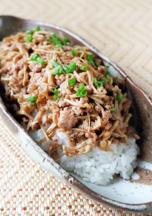 つる旨えのき×豚そぼろのバター醤油丼-レシピのメイン写真