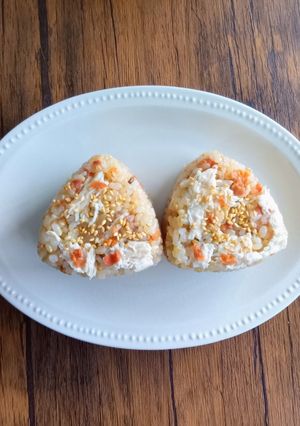 おにぎり☆茹で鶏&梅干し＆白ごま♪-レシピのメイン写真