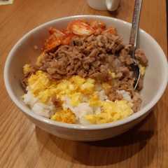 รูปของ 豚とキムチの三色丼