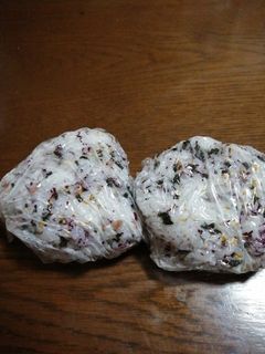 ゆかりわかめおにぎり-レシピのメイン写真