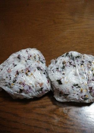 ゆかりわかめおにぎり-レシピのメイン写真