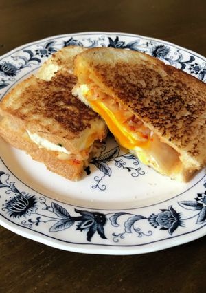 キムチと目玉焼きのグリルドチーズサンド-レシピのメイン写真