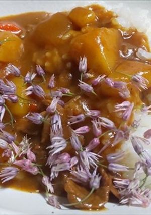 アサツキの花をカレーにトッピング-レシピのメイン写真
