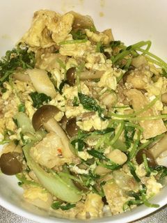 豆苗と煎り卵と油揚げのオイスター炒め-レシピのメイン写真