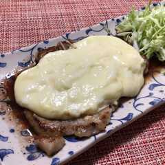 A picture of ポークソテーのチーズフォンデュソース.