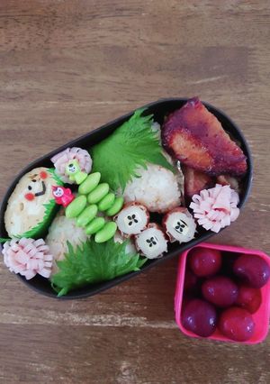 JK☆鮭おにぎり大葉巻きのお花畑弁当♪-レシピのメイン写真