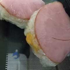 A picture of ハム玉おにぎり.