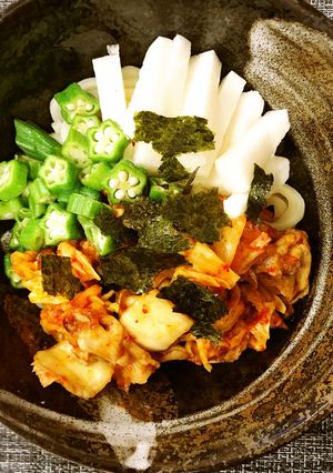 豚キムチおくら山芋の夏の三色うどん-レシピのメイン写真