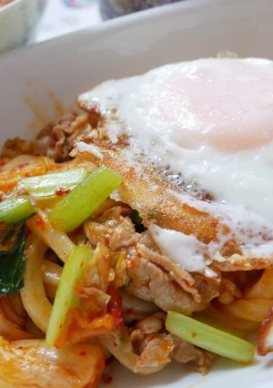 本技おいしいキムチの豚キムチ焼きうどん-レシピのメイン写真