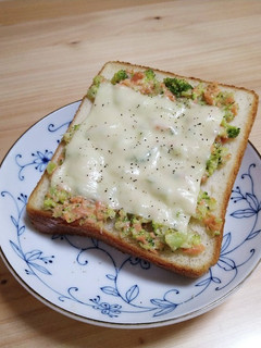 簡単!鮭フレークとブロッコリートースト-レシピのメイン写真