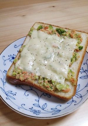 簡単！鮭フレークとブロッコリートースト-レシピのメイン写真