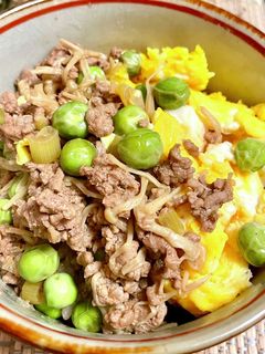 簡単リッチなそぼろ丼◎大粒グリーンピース-レシピのメイン写真