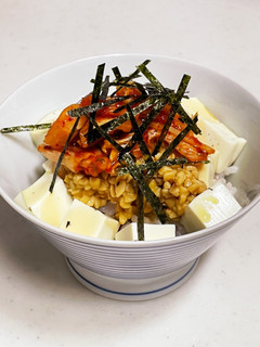 朝ごはんにも!キムチ納豆豆腐のっけ丼-レシピのメイン写真