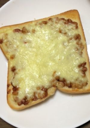 簡単ハリッサ納豆チーズトースト-レシピのメイン写真