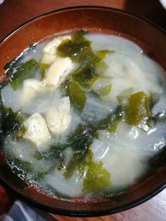 玉ねぎわかめ油揚げ入り味噌汁-レシピのメイン写真