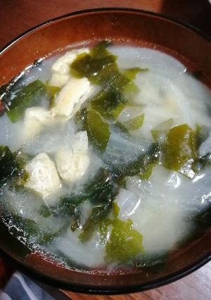 玉ねぎわかめ油揚げ入り味噌汁-レシピのメイン写真