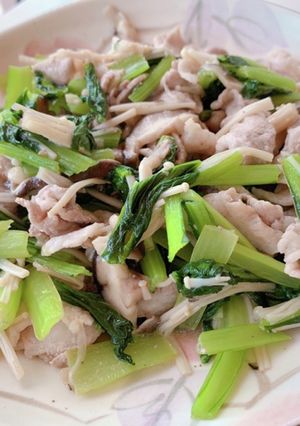 ナンプラーで小松菜豚肉きのこ炒め-レシピのメイン写真