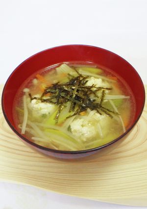 野菜たっぷり！鶏だんごみそ汁-レシピのメイン写真