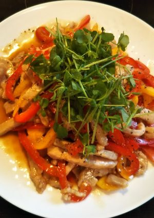 豚肉のパプリカ炒め 豆苗載せ-レシピのメイン写真