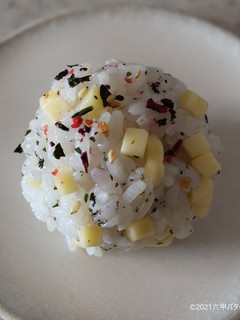 赤しそとチーズの丸おにぎり-レシピのメイン写真