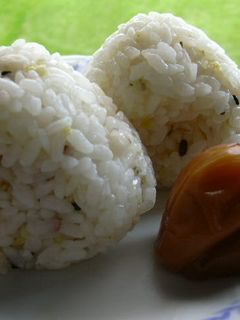 びっくり美味しい！コンビニ風塩おにぎり by claire0147