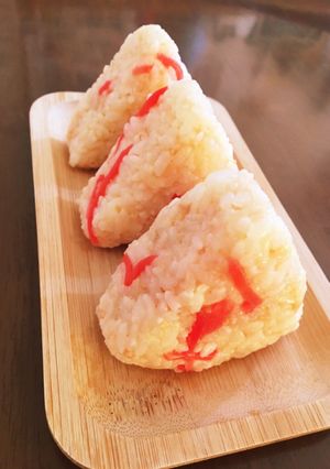 朝ご飯に！鮭フレークと紅しょうがおにぎり-レシピのメイン写真