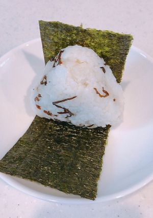 残った漬けマグロと、塩こんぶのおにぎり-レシピのメイン写真