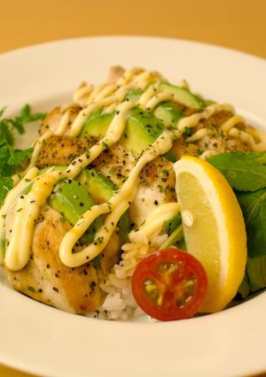 カフェ風ご飯♪アボカドチキンライス-レシピのメイン写真