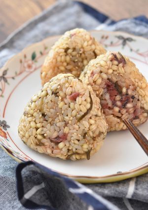梅昆布もち麦おにぎり【冷凍作り置き】-レシピのメイン写真