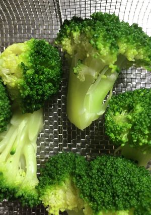 ブロッコリーは蒸し焼きで-レシピのメイン写真